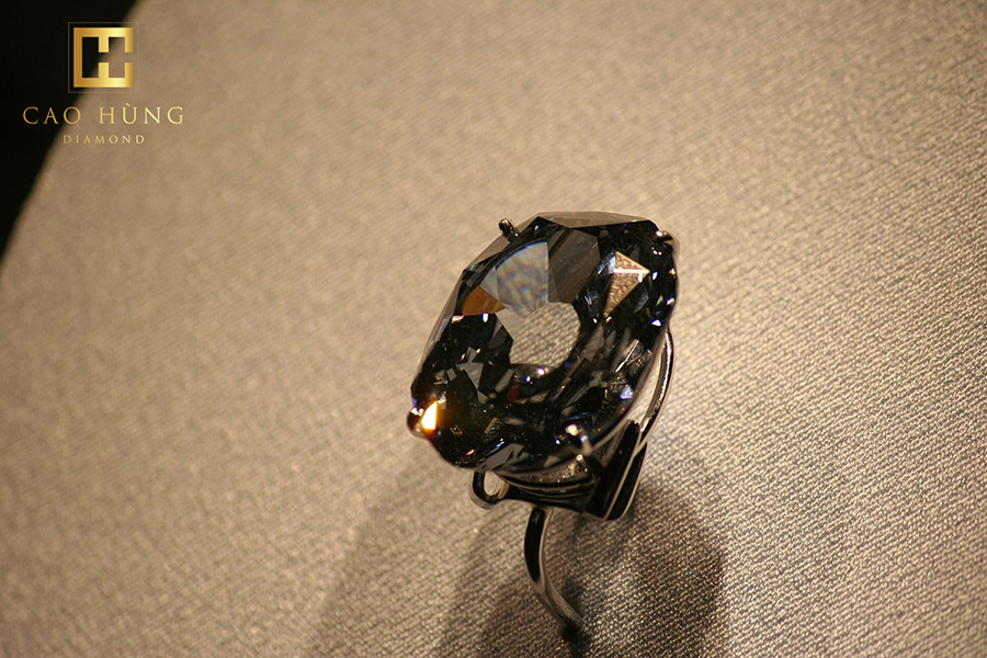 Mẫu nhẫn đính viên kim cương ánh xanh có giá đắt nhất thế giới khoảng 1920 tỷ
