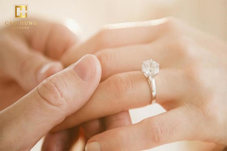 đeo nhẫn kim cương ngón nào theo mệnh gia đình