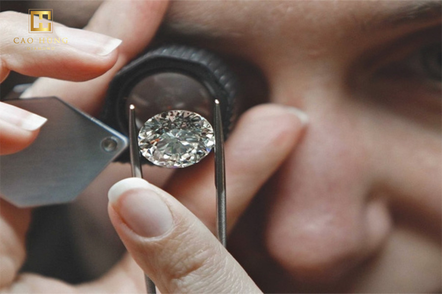 Nhận biết kim cương thật giả bằng kính lúp