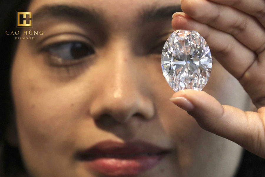 Phân biệt kim cương thật và kim cương nhân tạo qua độ khúc xạ ánh sáng