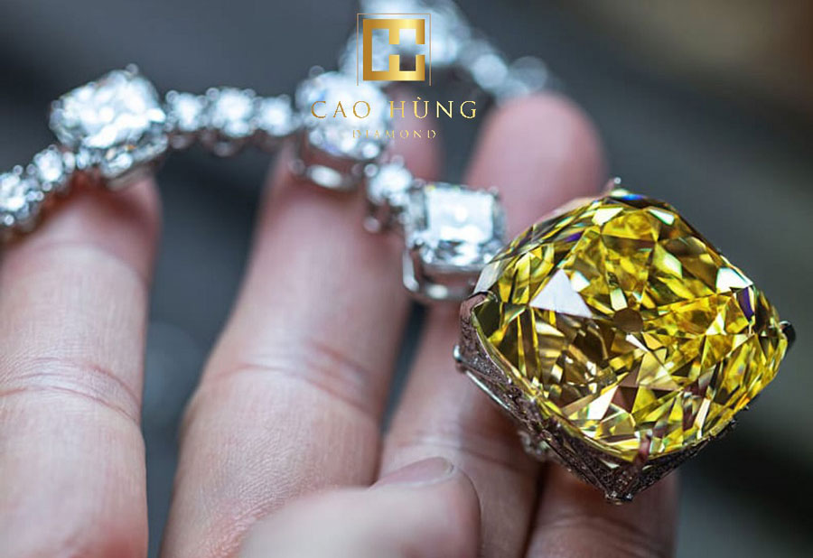 Giá trị kim cương vàng tăng theo độ thuần khiết và màu sắc