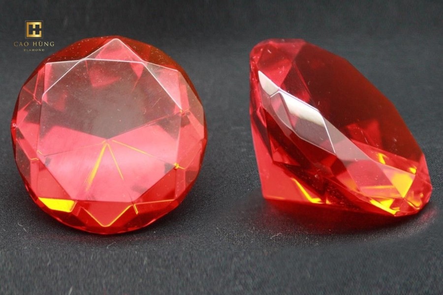 Kim cương khúc xạ nhân tạo màu đỏ