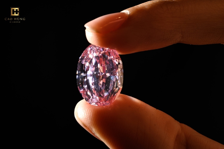Viên kim cương màu hồng