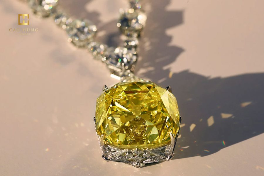 Kim cương vàng nhân tạo và tự nhiên sẽ có những điểm khác nhau nhất định