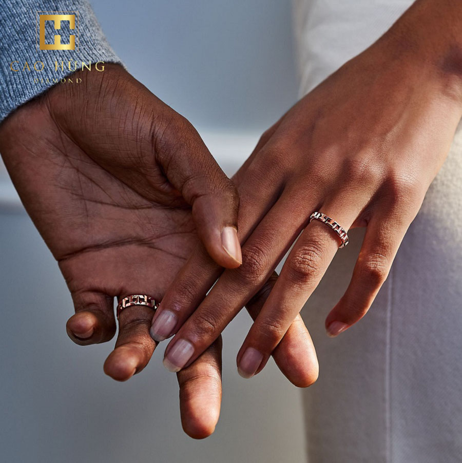 Nhẫn cặp đeo ngón nào? Cách đeo nhẫn cặp đúng nhất cho các cặp đôi -  Thegioididong.com