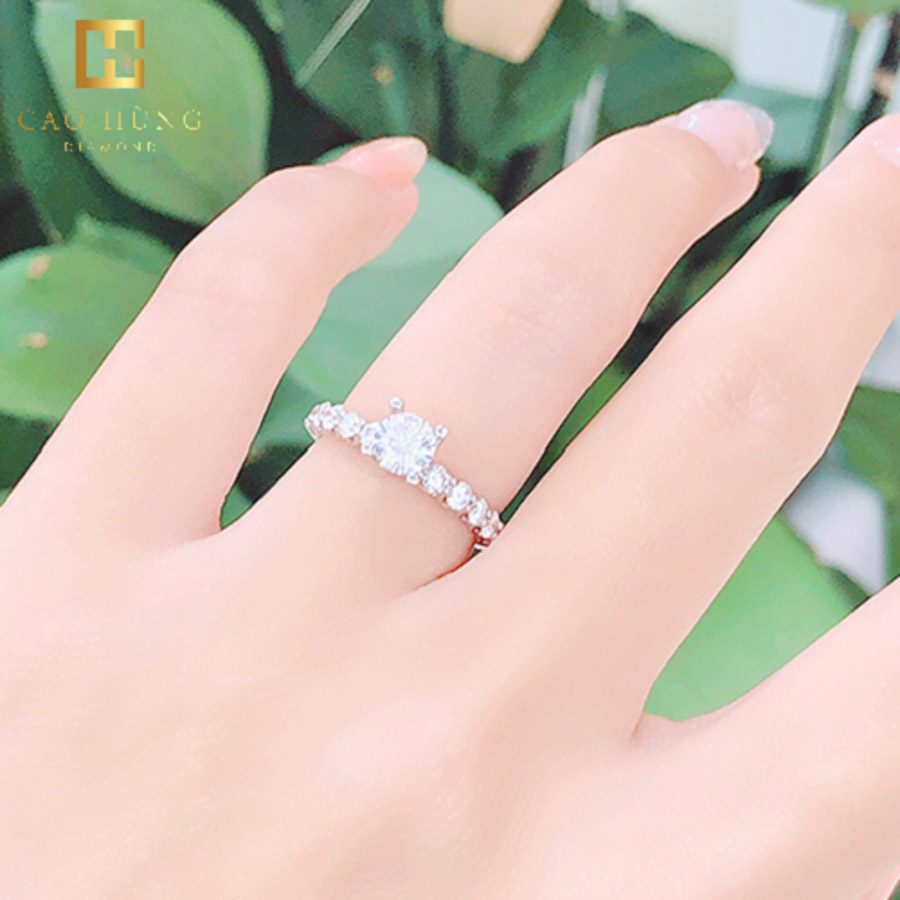 Để mua nhẫn đính hôn, bạn có thể tham khảo tại Cao Hùng Diamond