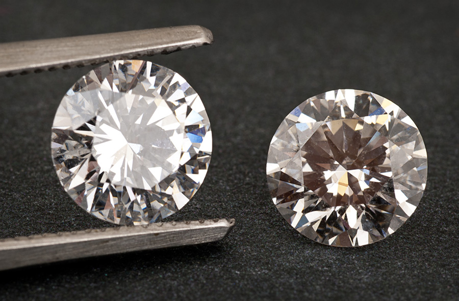 Cách nhận biết kim cương nhân tạo bằng giá trị trên thị trường