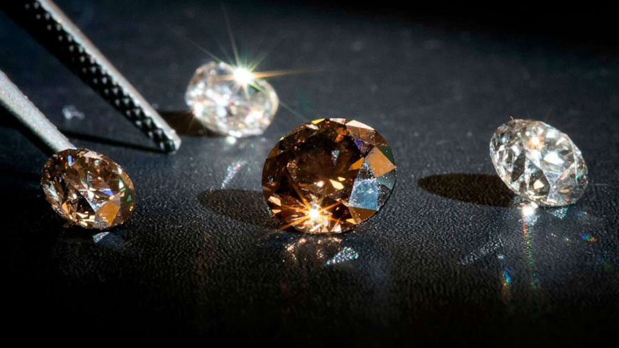 Cách nhận biết kim cương nhân tạo bằng màu sắc