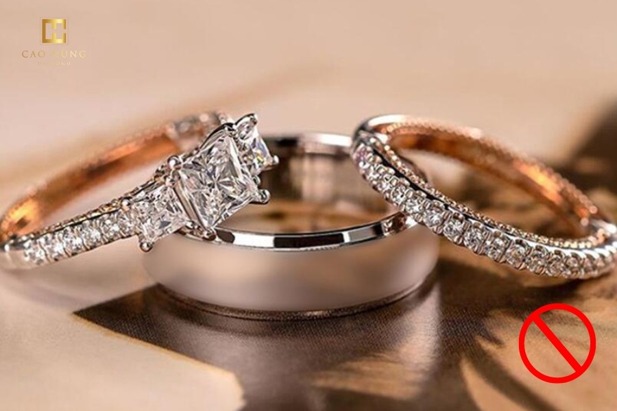 Kiêng không đeo nhẫn cưới quá khác nhau