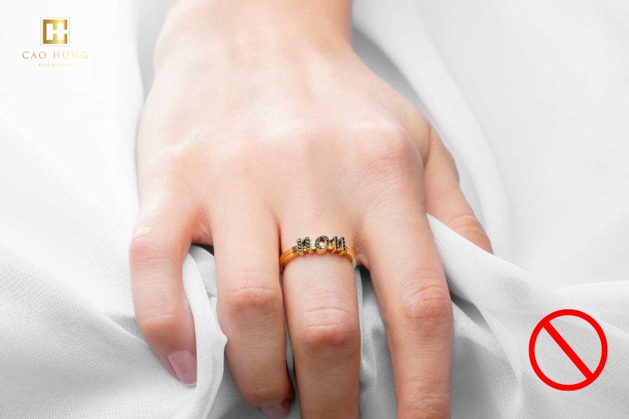 Kiêng đeo nhẫn cưới khác ngón áp út