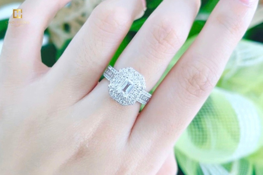 Nhẫn kim cương giác cắt Emerald là gì?