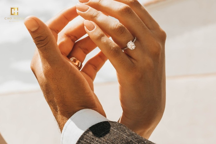 Hình ảnh đôi vợ chồng đeo nhẫn cưới