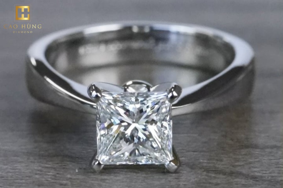Có nên mua trang sức kim cương vuông hay không?