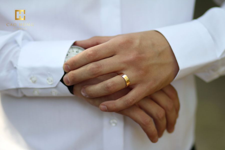 Con trai đeo nhẫn cưới tay nào