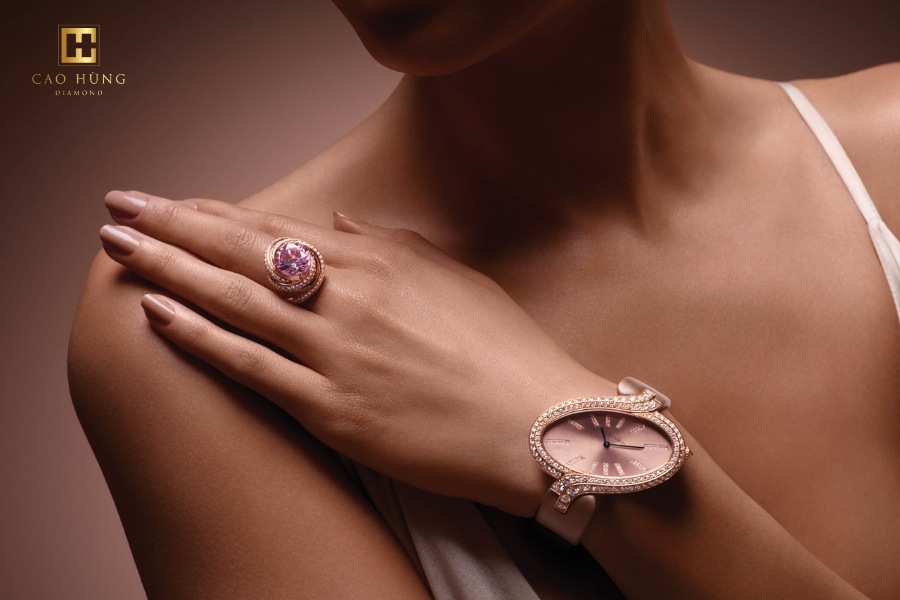 Phối đồng hồ cổ điển với nhẫn đá quý