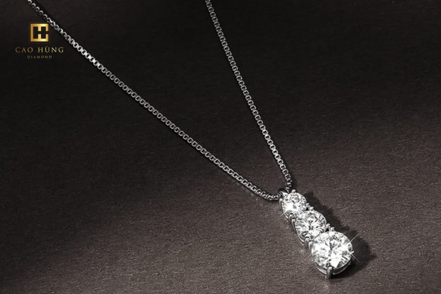 Mẫu dây chuyền kim cương nhân tạo hình mặt trăng chất liệu vàng non 10k vô cùng thích hợp cho những cô nàng yêu thích sự tinh giản