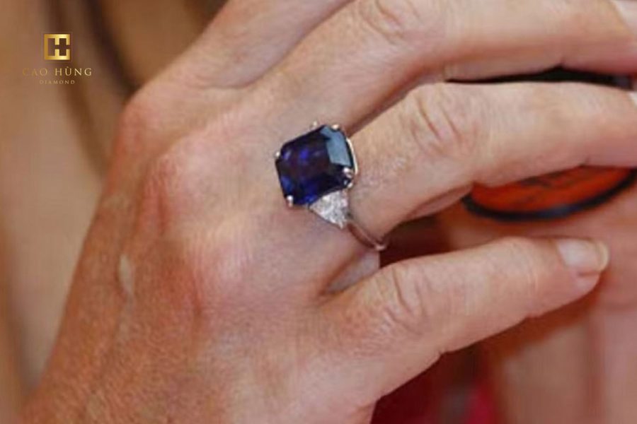 Elizabeth Hurle đứng thư 13 trong top nhẫn chiệc kim cương đẹp nhất thế giới