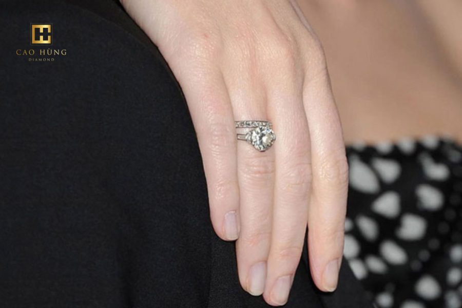 Mẫu nhẫn kim cương của Emily Blunt đứng top 14 đẹp nhất thế giới