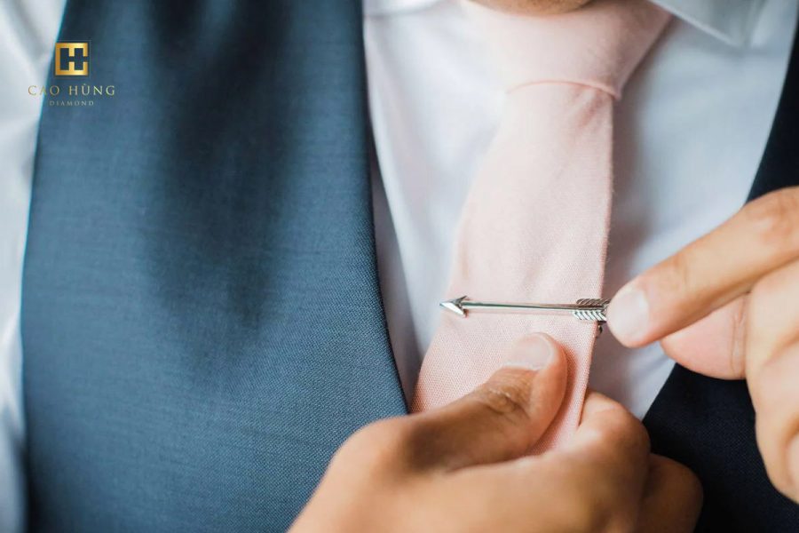 Tặng cà vạt và kẹp cà vạt sẽ giúp cho những bộ vest của chồng bạn trở nên nổi bật và chỉn chu hơn. 