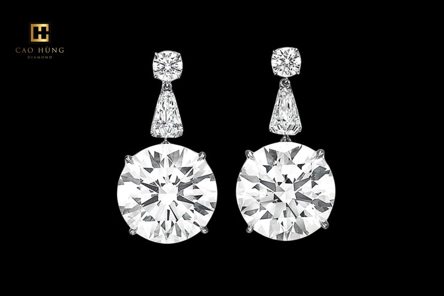 Bông tai Sensational Diamond Ear Pendants có giá là 8,565 triệu USD