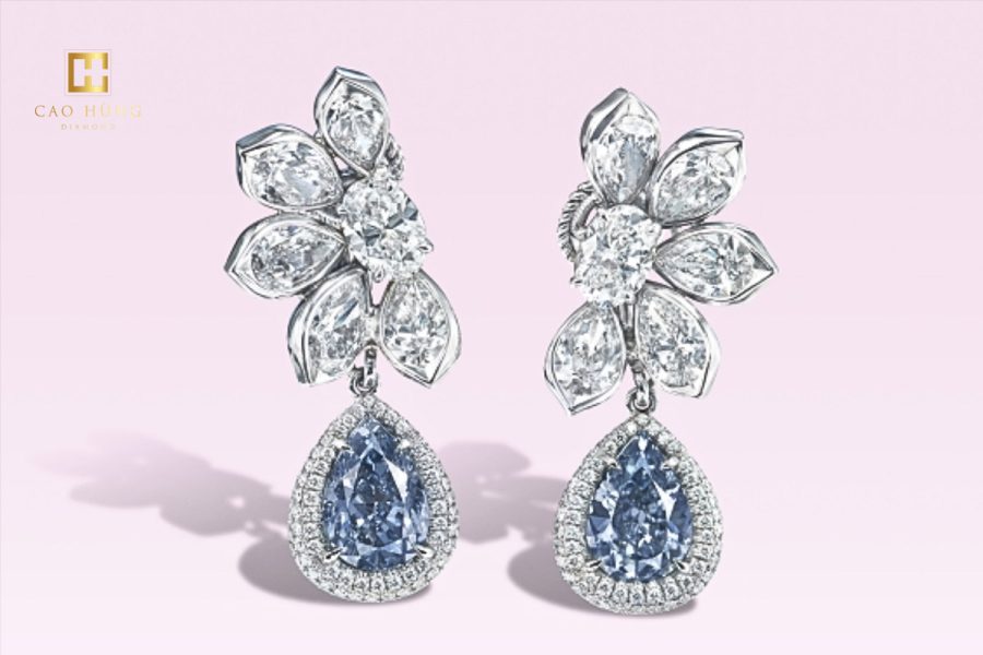Bông tai kim cương xanh được bán với giá 7,418 triệu USD