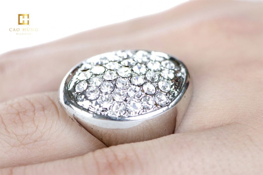 Mẫu nhẫn bạc đính kim cương cao cấp cho nam có giá khoảng 35 triệu