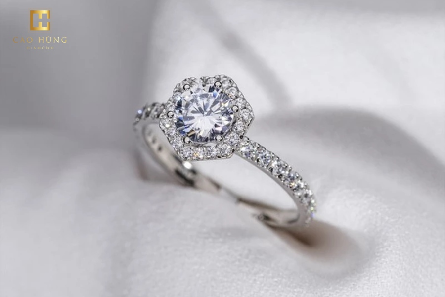 Kiểu nhẫn kim cương 1 hột lấp lánh quý phái với giá khoảng 28 triệu