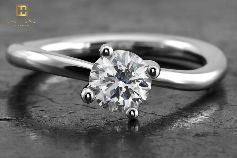 Mẫu nhẫn Solitaire có một viên kim cương lớn được đặt ở vị trí trung tâm, tạo nên một điểm nhấn ấn tượng