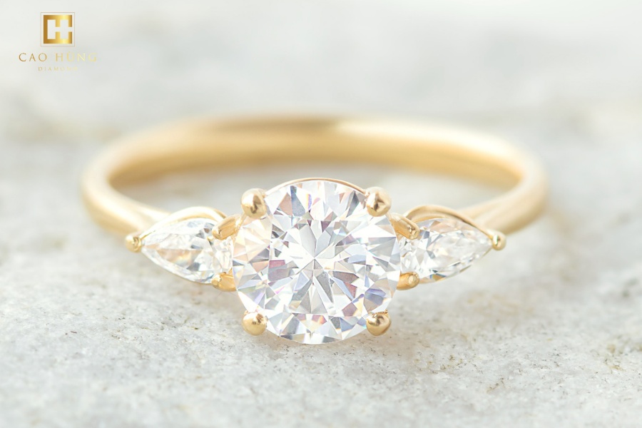 Mẫu nhẫn này có 3 viên kim cương được đặt cạnh nhau, thể hiện sự hoàn hảo và tình yêu kéo dài qua ba giai đoạn: quá khứ, hiện tại và tương lai