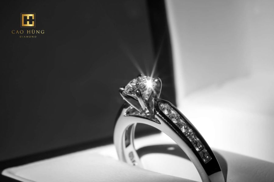 Nhẫn kim cương là gì? Hột xoàn với kim cương có khác nhau?