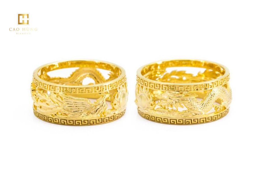 Nhẫn cưới long phượng được làm từ vàng 18K sẽ có màu vàng đặc trưng cùng thiết kế bản lớn mang nét quý tộc. 