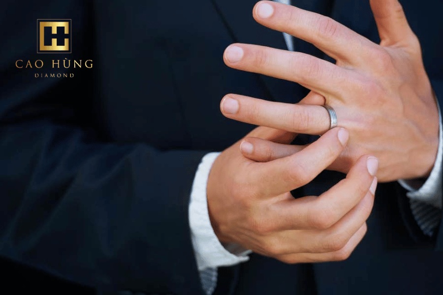 Tay đeo nhẫn cưới của chú rể thường là tay trái