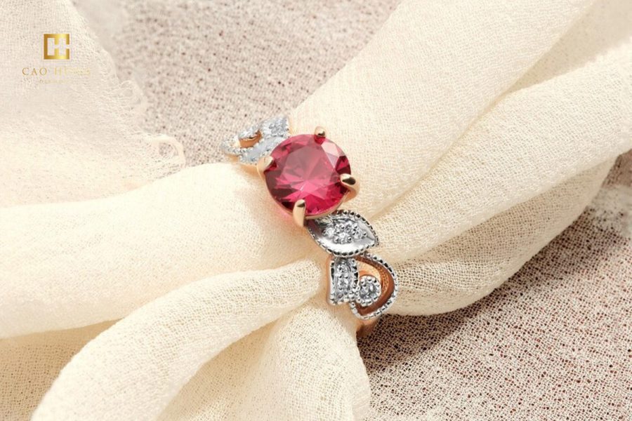 Nhẫn cầu hôn vàng hồng với thiết kế lạ mắt được đính kèm một viên Ruby đỏ nổi bật, đẹp cuốn hút
