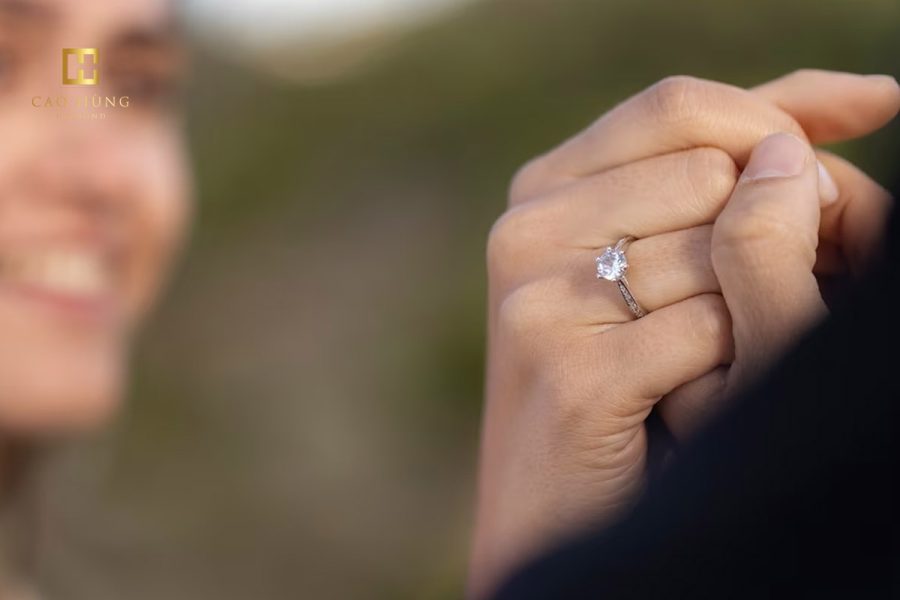Mẫu nhẫn hột xoàn có kích cỡ nhỏ giá tốt rất thích hợp cho việc đính hôn