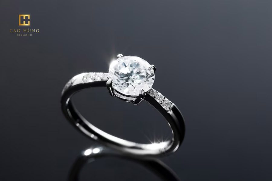 Chiếc nhẫn với kiểu dáng đơn giản, thanh mảnh từ vàng trắng rất thích hợp cho việc cầu hôn