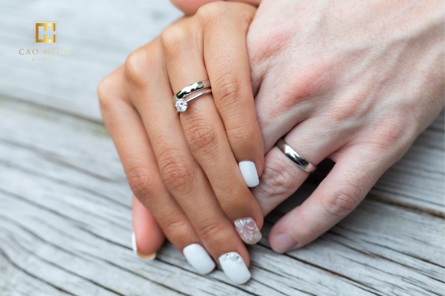 Thời điểm và cách đeo nhẫn cưới cùng nhẫn đính hôn