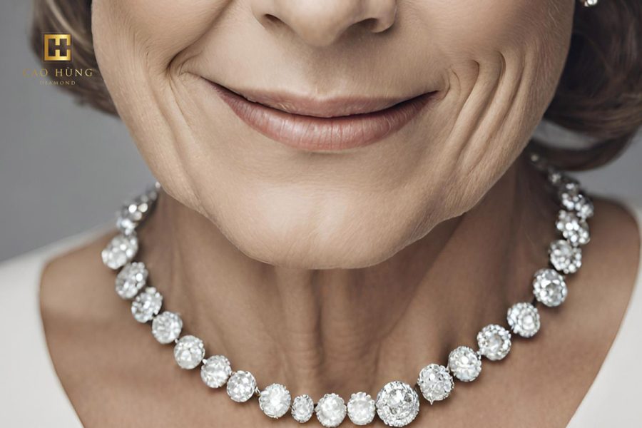 Những sản phẩm mặt dây chuyền kim cương đẹp cho phụ nữ trung niên