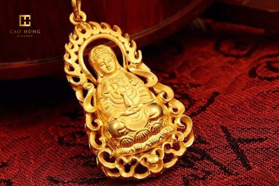 Dây chuyền mặt Phật lđược chế tác từ vàng 24k nguyên khối, với những đường nét chạm khắc tỉ mỉ, chi tiết. 