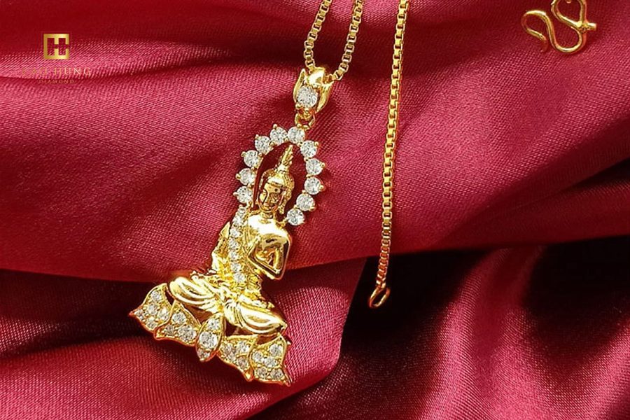 Mặt dây chuyền hình Phật được chế tác từ vàng 24k với màu vàng đặc trưng, nổi bật, kết hợp với những chi tiết đính kim cương tấm đầy tinh tế và quý phái. 