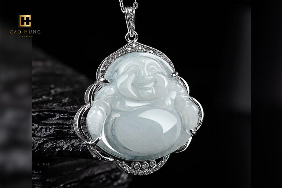 Sự kết hợp giữa bạch kim, đá quý và thạch anh trắng đã cho ra mẫu dây chuyền đẹp hài hòa, tinh tế và vô cùng hoàn mỹ.