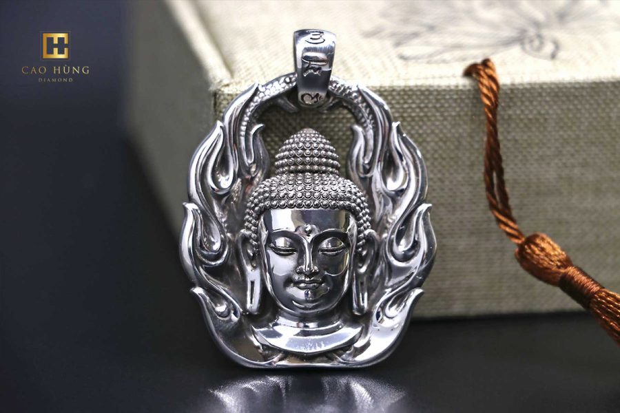 Mẫu dây chuyền hình Phật được làm từ bạc nguyên chất này phù hợp với những quý ông có phong cách mạnh mẽ.