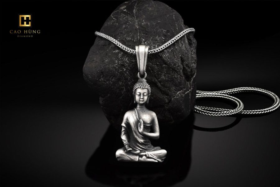 Sợi dây chuyền mảnh cùng với mặt dây chuyền hình Phật với kích thước vừa phải được chế tác từ bạc, mang đến mẫu dây chuyền đẹp nhẹ nhàng, quý phái.