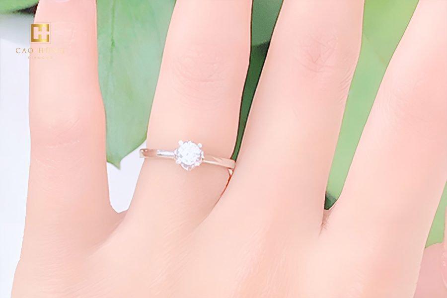 NH 0004 là một trong những mẫu nhẫn cưới cao cấp với thiết kế đơn giản những cực kỳ sang trọng có giá dưới 10 triệu. Đây là sản phẩm phù hợp cho những bạn có kinh phí eo hẹp.