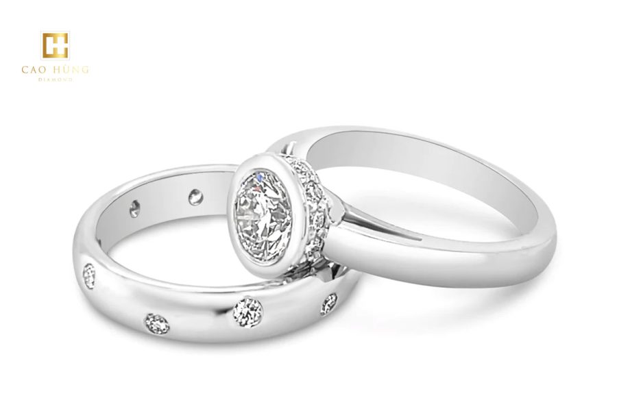 Kiểu nhẫn cưới kim cương Bezel có vẻ đẹp đơn giản, tao nhã và bền bỉ
