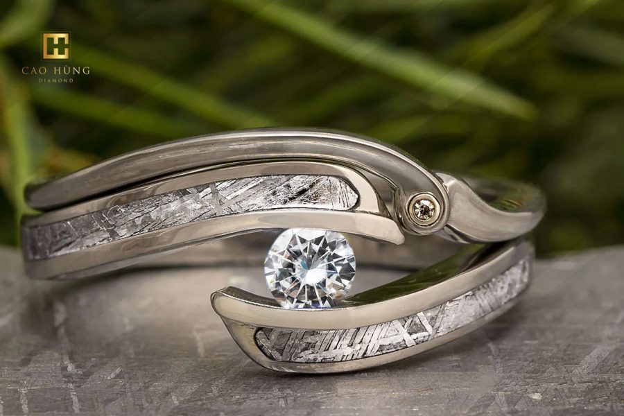 Mẫu nhẫn kim cương Tension dành cho ngày cưới vừa mang tính nghệ thuật vừa thể hiện sự đặc biệt trong tình yêu của cô dâu, chú rể