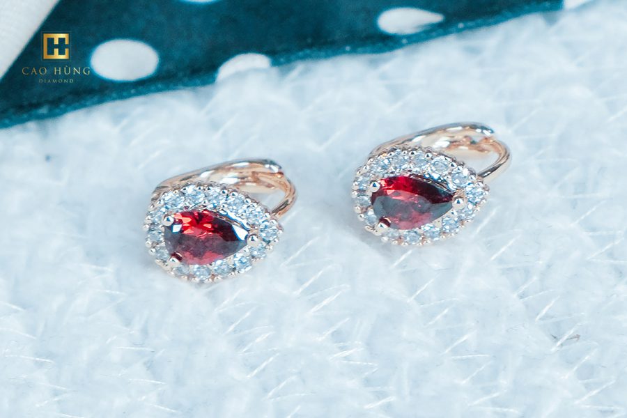 Đôi bông tai với viên kim cương nhân tạo màu đỏ vô cùng quyến rũ và lôi cuốn