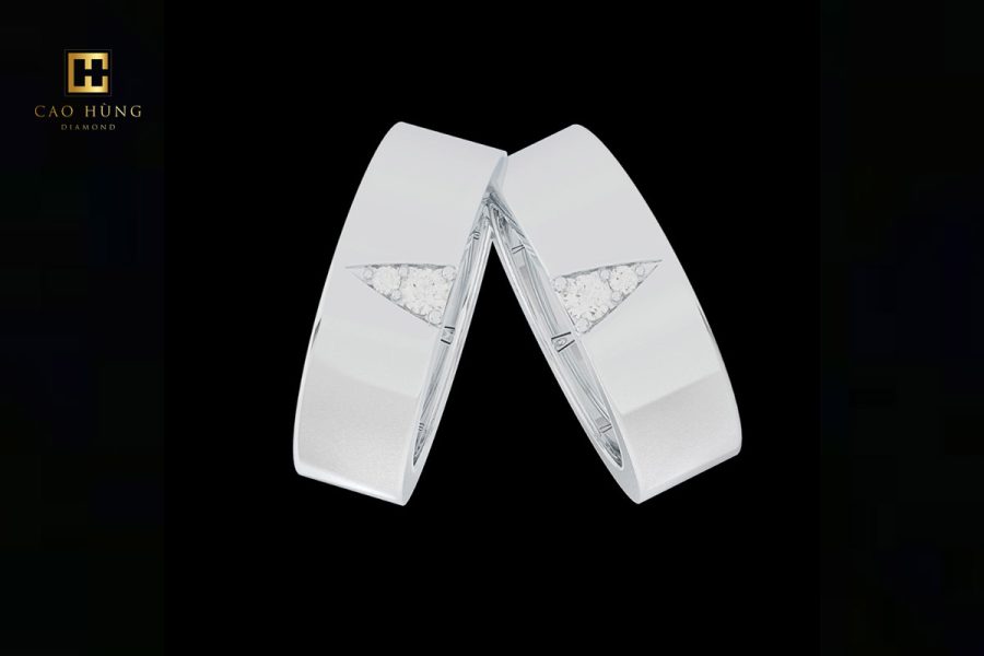 Thiết kế độc đáo của cặp nhẫn cưới kim cương NC 0006 với ổ chấu hình tam giác và kim cương sắp xếp hài hòa trên vàng trắng