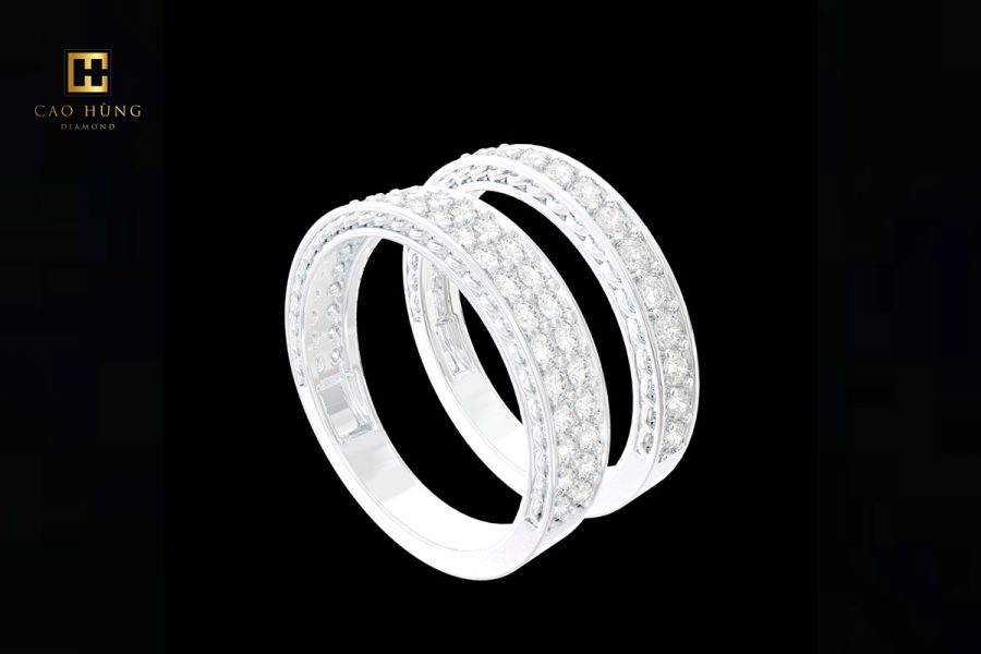 Cặp nhẫn kim cương tấm này thể hiện sự tươi sáng và vĩnh cửu của tình yêu đôi lứa trong tương lai