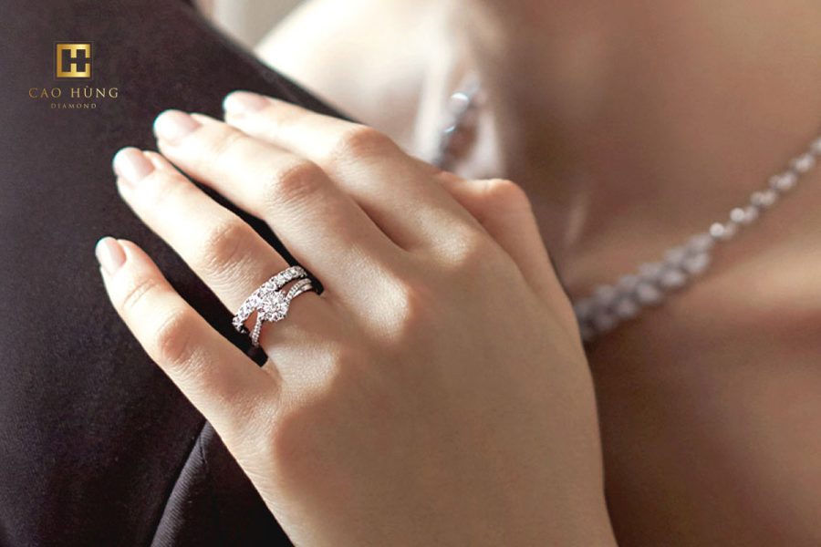 Mẫu nhẫn 1 hột đơn giản cưới với viên kim cương nổi bật có giá khoảng 40 triệu/ 1 cặp