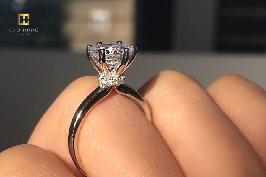 Mẫu nhẫn bạc đính kim cương solitaire cao cấp có giá khoảng 30 triệu đồng